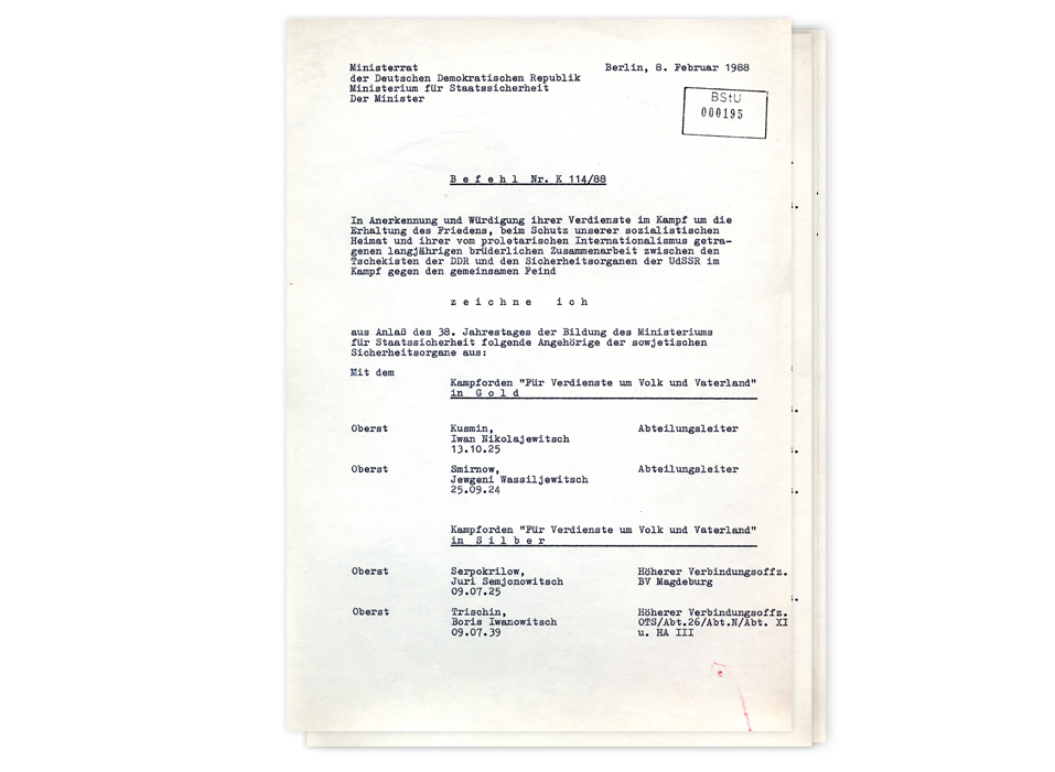 Befehl Nr. K114/88 des Ministers für Staatssicherheit der DDR vom 8. Februar 1988 zur Verleihung der Verdienstmedaille der Nationalen Volksarmee an Wladimir Wladimirowitsch Putin und Liste der "Geburtstage der sowjetischen Genossen einschließlich Ehepartner"