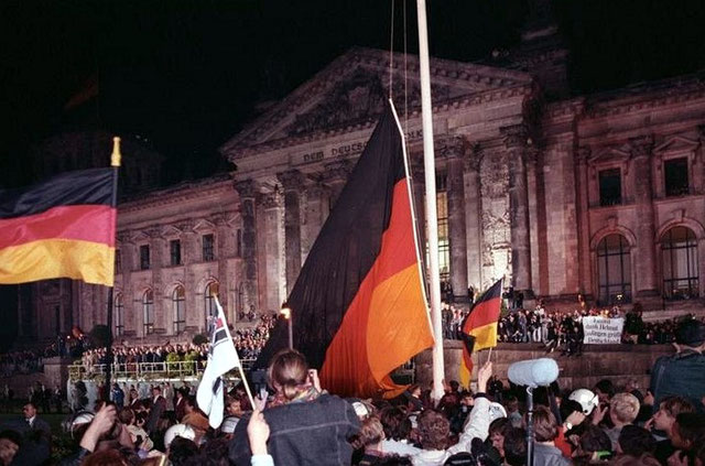 Am 3. Oktober 1990 wurde um Mitternacht die Fahne der Einheit vor dem Reichstagsgebäude gehisst.
