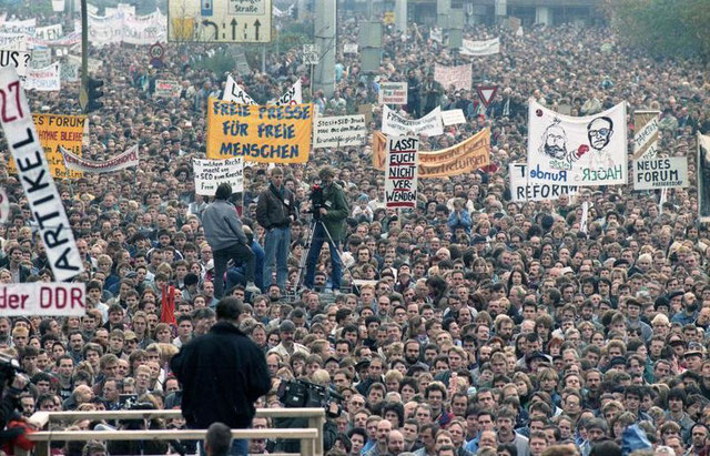 Demonstranten auf dem Alexanderplatz am 4. November 1989