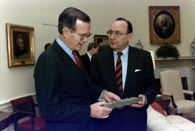 Die Überreichung eines Stückes der Berliner Mauer an Präsident George H. W. Bush durch Hans-Dietrich Genscher (November 1989)