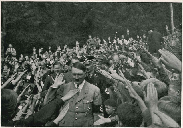 hitler-vor-seinem-landhaus-am-obersalzberg