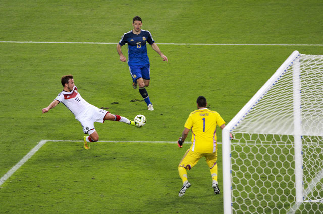 ​113. Minute: Mario Götze schießt das 1:0 für Deutschland 