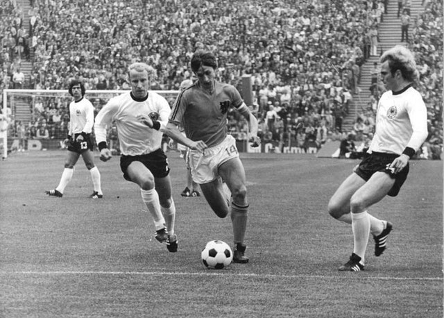 Johan Cruyff kurz vor dem Foulspiel durch Uli Hoeneß