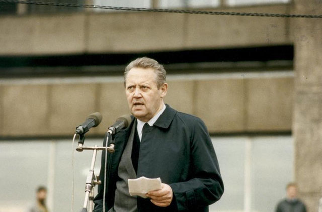 Schabowski spricht bei der Großdemonstration 1989