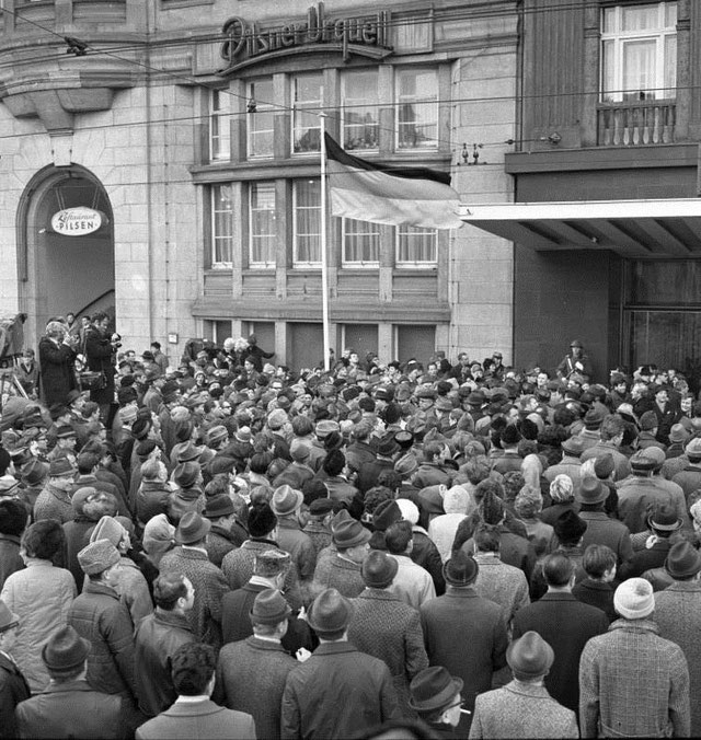 Willy Brandt in Erfurt tritt ans Fenster